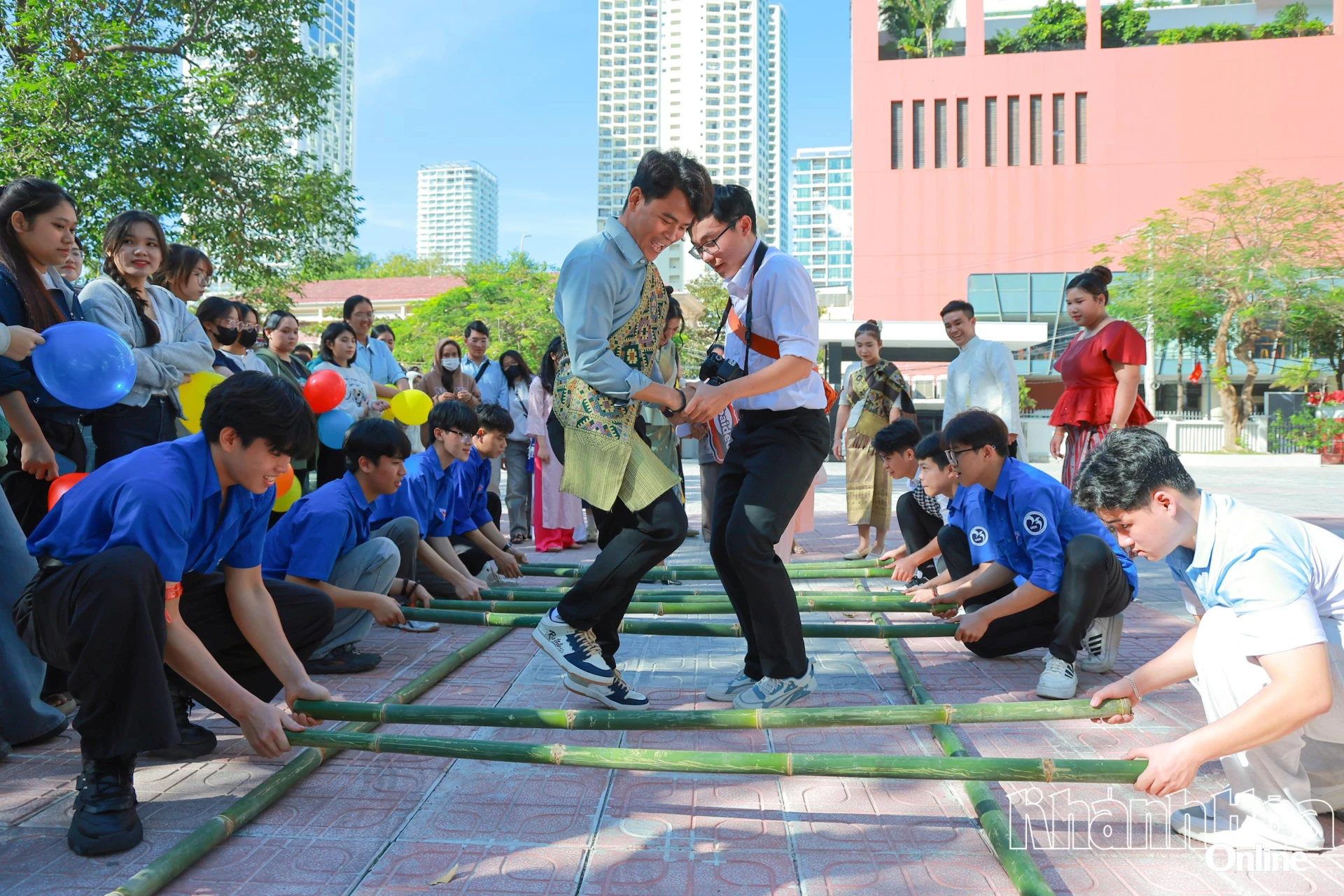 Cầu nối văn hóa gắn kết bạn trẻ muôn phương - Vietnam.vn