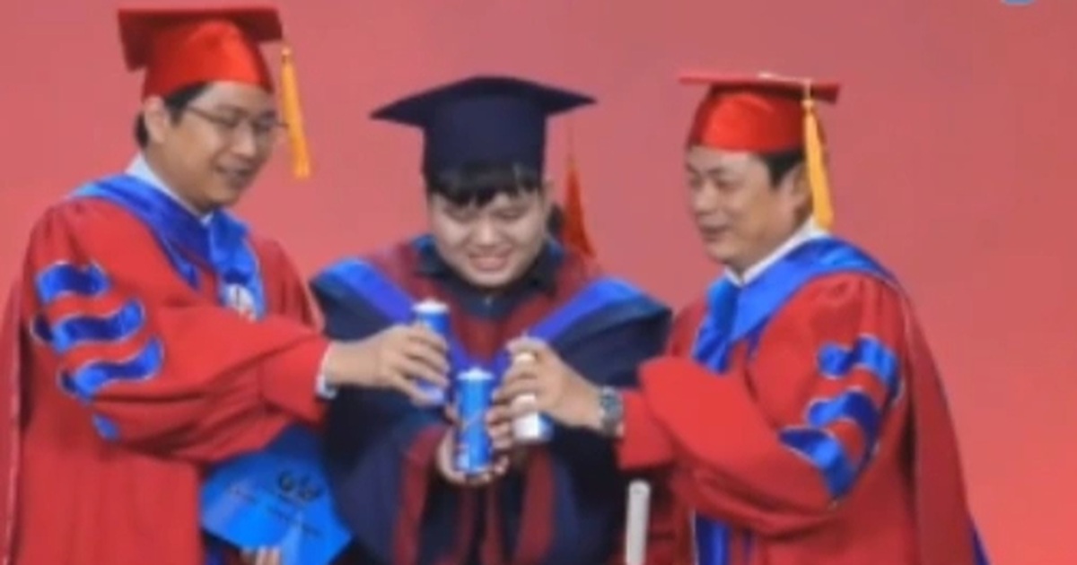 Een mannelijke student uit Ho Chi Minh-stad opende een biertje om te proosten op zijn professor toen
