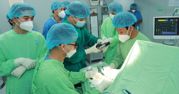 19歳の彼女は、顔に巨大な腫瘍を17年間抱えて暮らした後、手術を受けた。