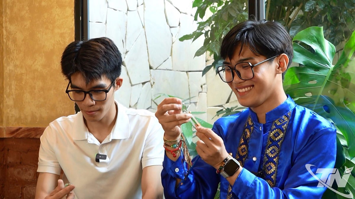 Nino, uno studente in scambio culturale, proveniente dalle Filippine, ha apprezzato l'opportunità di osservare le sculture realizzate a mano con le matite durante l'esperienza con Huân Thanh.