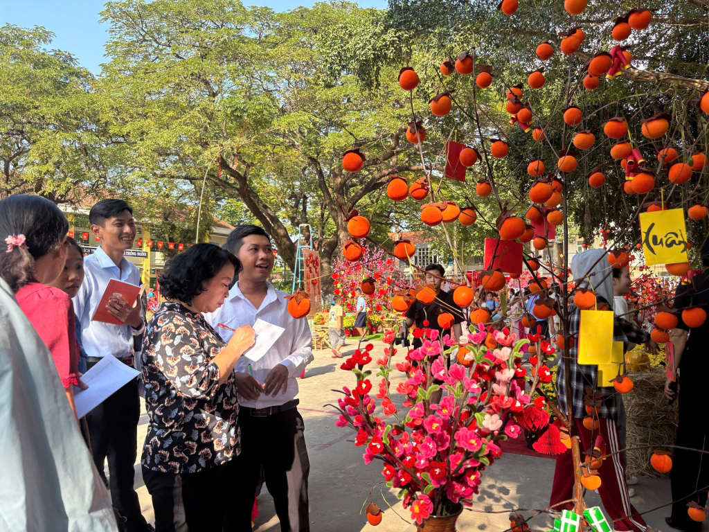 divieto,giam,khao,cham,diem,cac,tac,pham,23201125.jpg