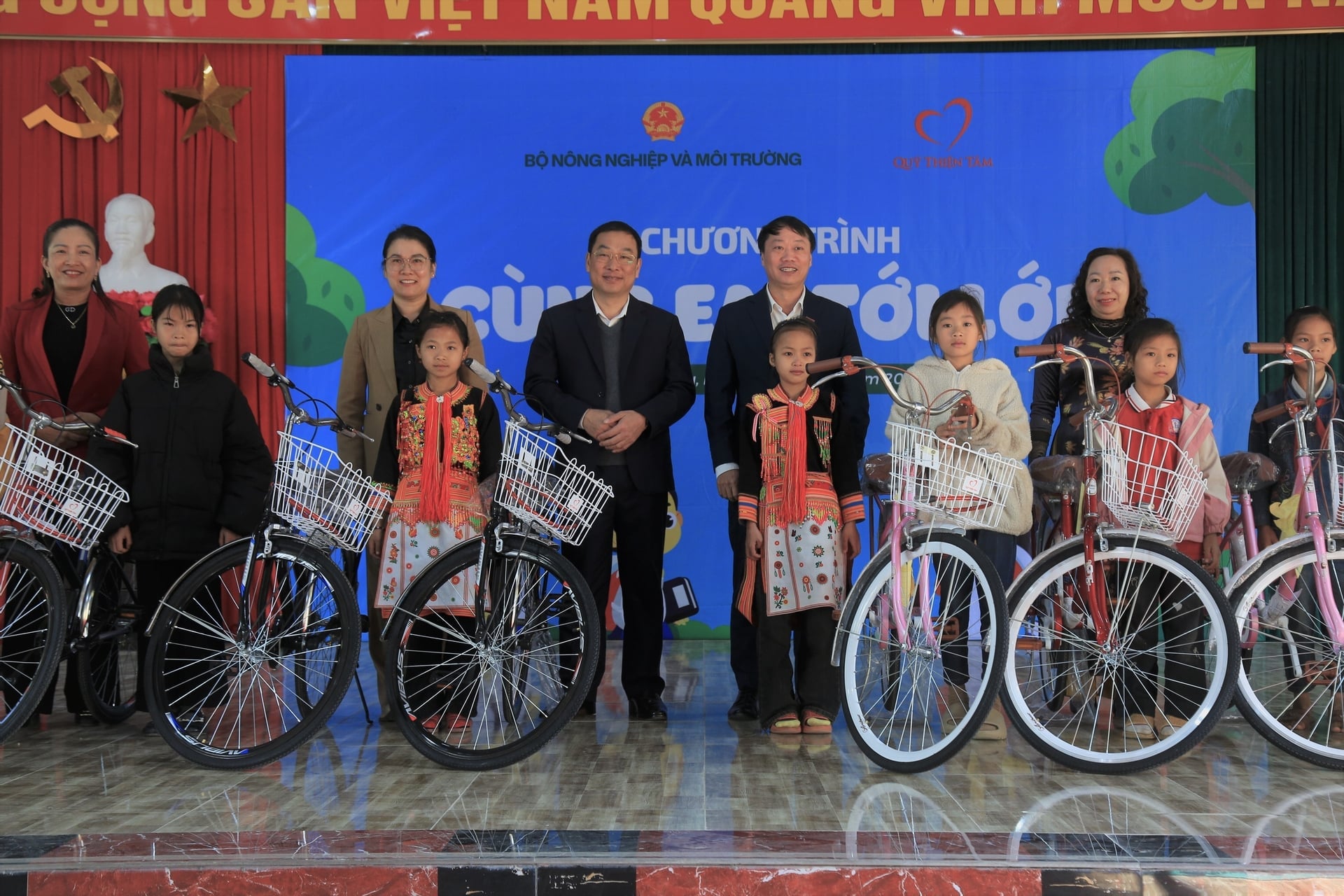 Đại diện lãnh đạo các đơn vị lên trao tặng xe cho các em học sinh. Ảnh: Thanh Tiến.