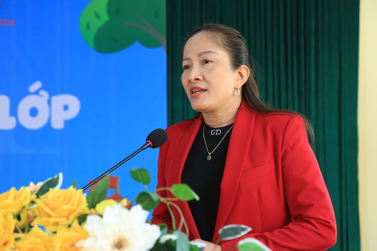 Bà Mai Thị Hồng Sim chia sẻ những nỗ lực của địa bàn xã trong việc bố trí điều kiện học tập cho các em học sinh. Ảnh: Thanh Tiến.