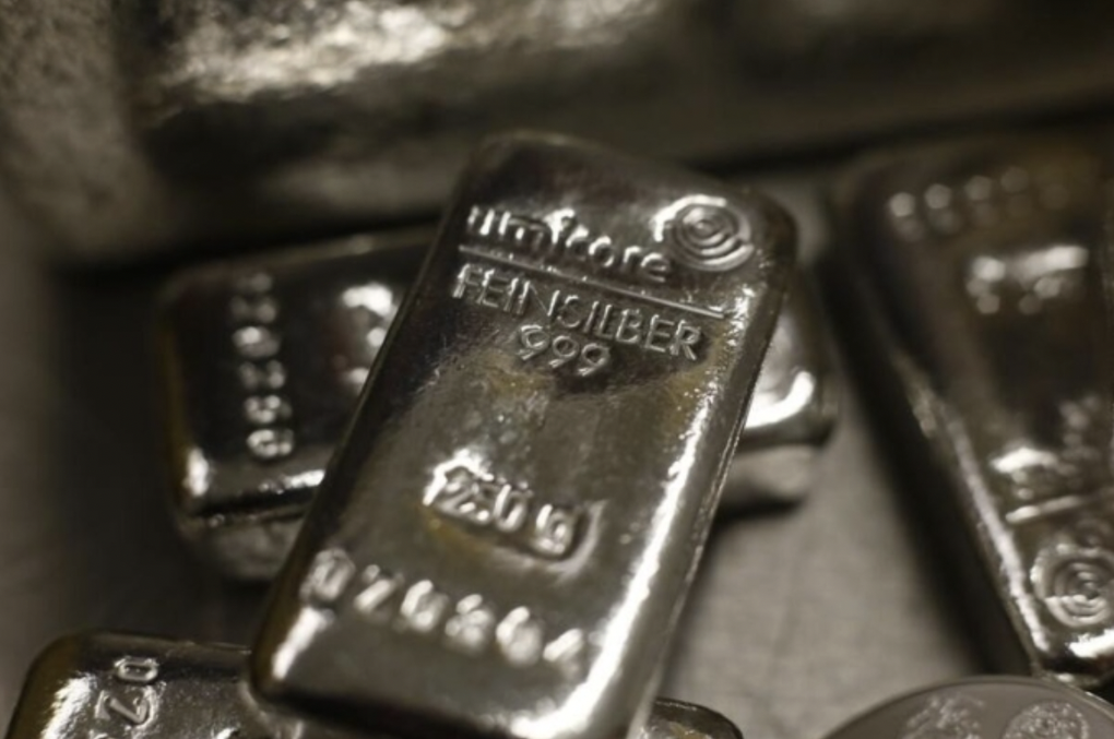 銀価格は過去最高値を更新し、1オンスあたり150ドルに向かっている。
