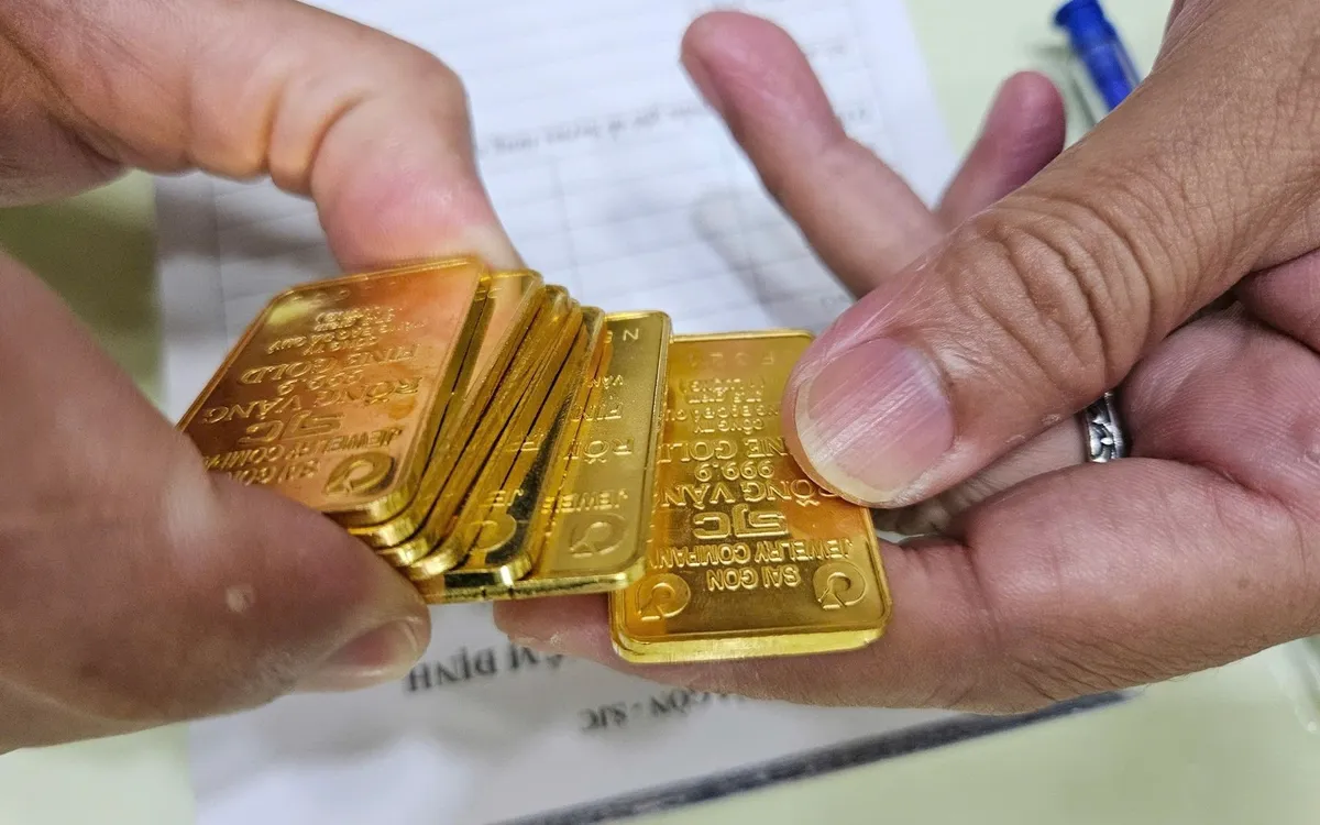 金と銀の延べ棒の価格は1両あたり1億7600万ドン以上、1両あたり400万ドンを超えている。