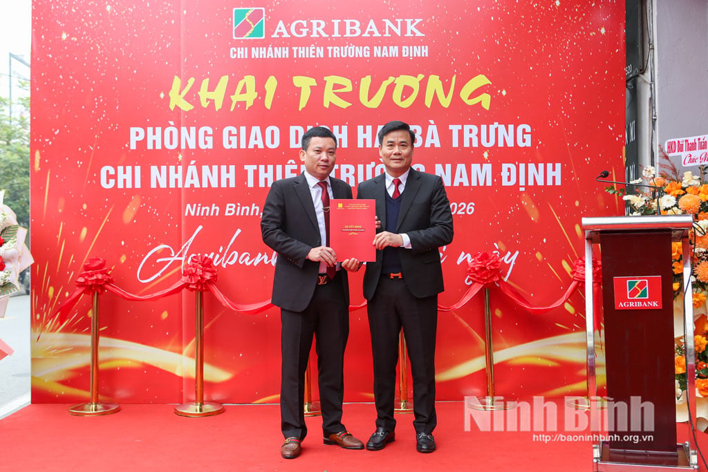 Los directivos de la sucursal de Agribank en Nam Dinh anunciaron la decisión de inaugurar la oficina de transacciones de Hai Ba Trung.