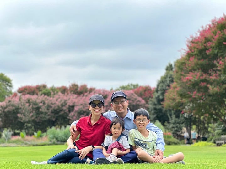 Su pequeña familia, una importante fuente de apoyo emocional, le permite concentrarse en su trabajo y perseguir sus pasiones en un país extranjero.
