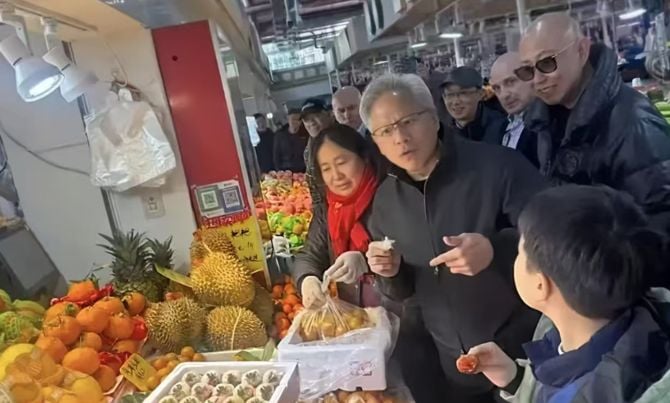 CEO của Nvidia, Jensen Huang (thứ hai từ trái sang), đến thăm một khu chợ bán đồ tươi sống ở Thượng Hải vào ngày 24/1/2026. Ảnh: Paper.cn.