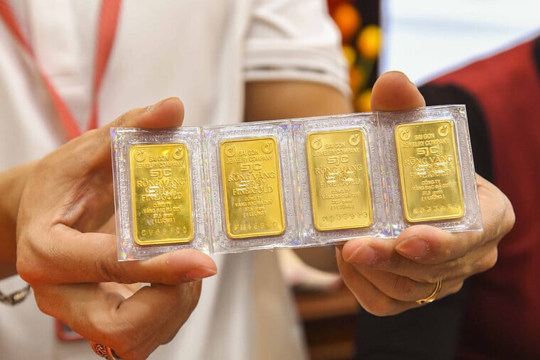 Aziende e banche stanno quotando i lingotti d'oro SJC a prezzi che vanno da 173,3 a 163 milioni di VND per tael (circa 37,5 grammi). Foto: Van Ngoc