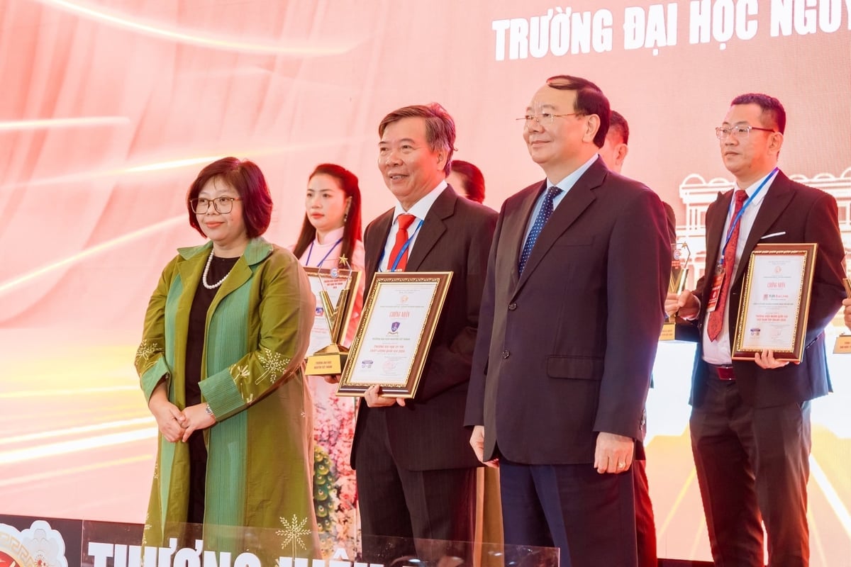 PGS.TS.NGƯT Nguyễn Kim Hồng (ngoài cùng bên trái), Hiệu trưởng trường Đại học Nguyễn Tất Thành, đại diện nhà trường nhận danh hiệu Trường Đại học uy tín - Chất lượng quốc gia 2026. Ảnh: Nga Nguyễn.