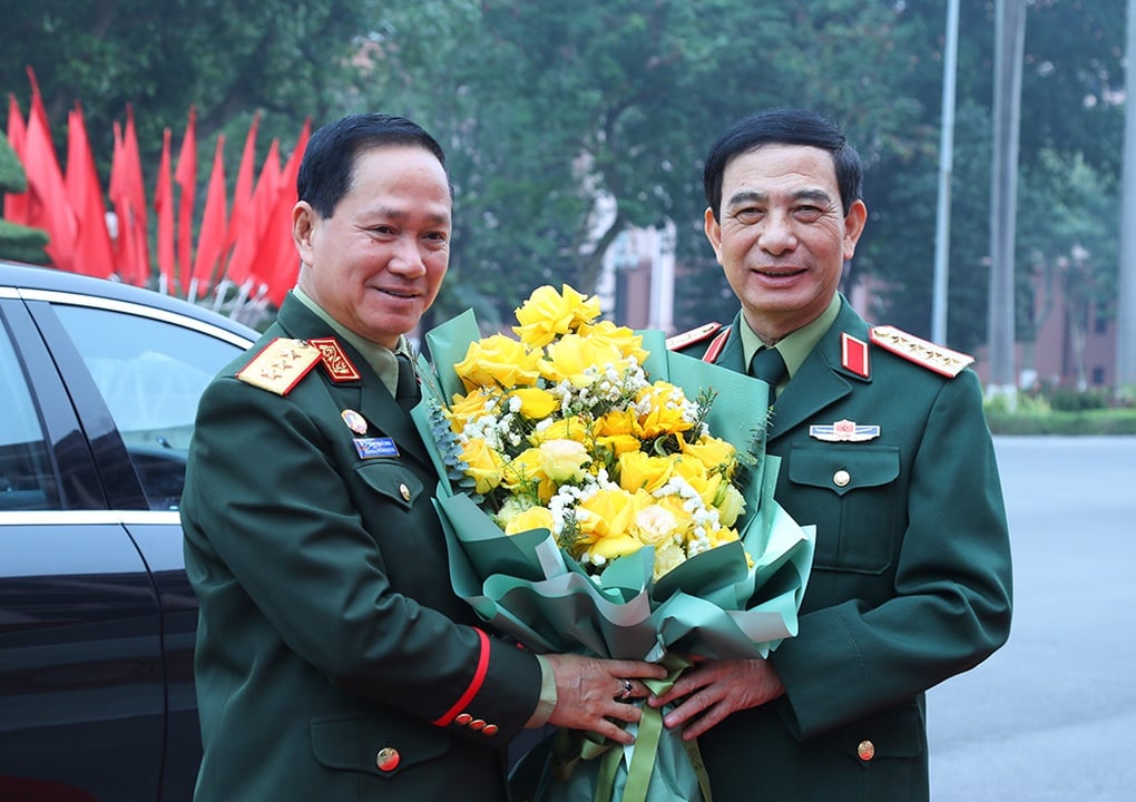 พลเอก พัน วัน เกียง ให้การต้อนรับรัฐมนตรีว่าการกระทรวงกลาโหมลาว - ​​1