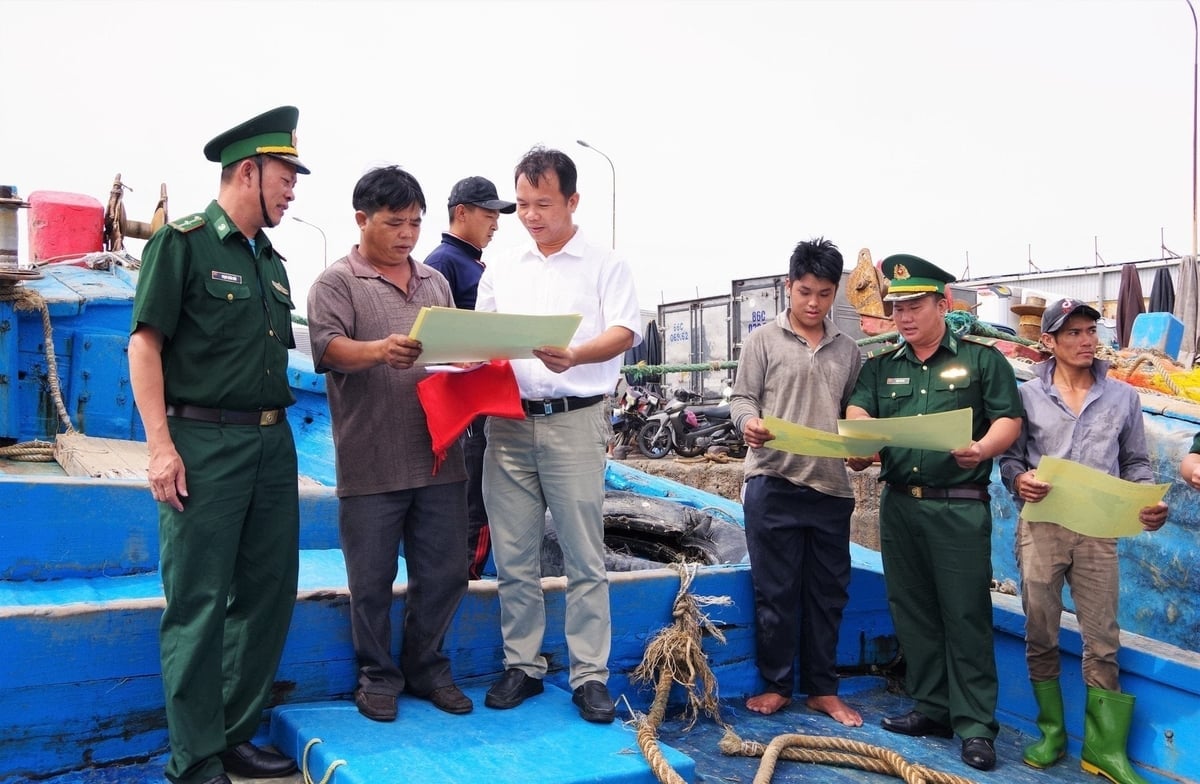 Công tác tuyên truyền tới người dân tỉnh Bình Thuận chính sách và Luật Thủy sản. Ảnh: Báo Lâm Đồng. 