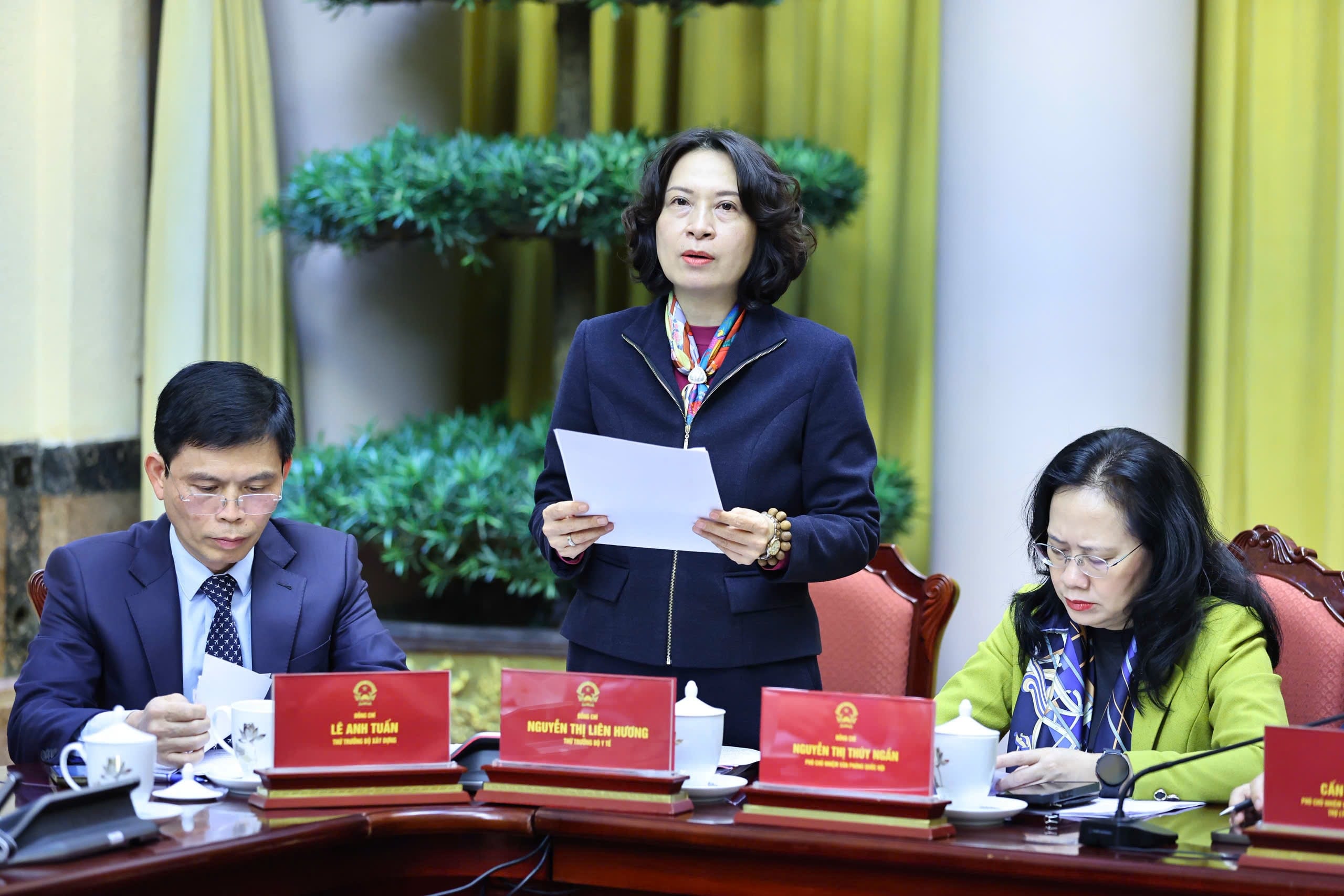 La viceministra de Salud, Nguyen Thi Lien Huong, presentó dos nuevas leyes en el ámbito de la atención médica.