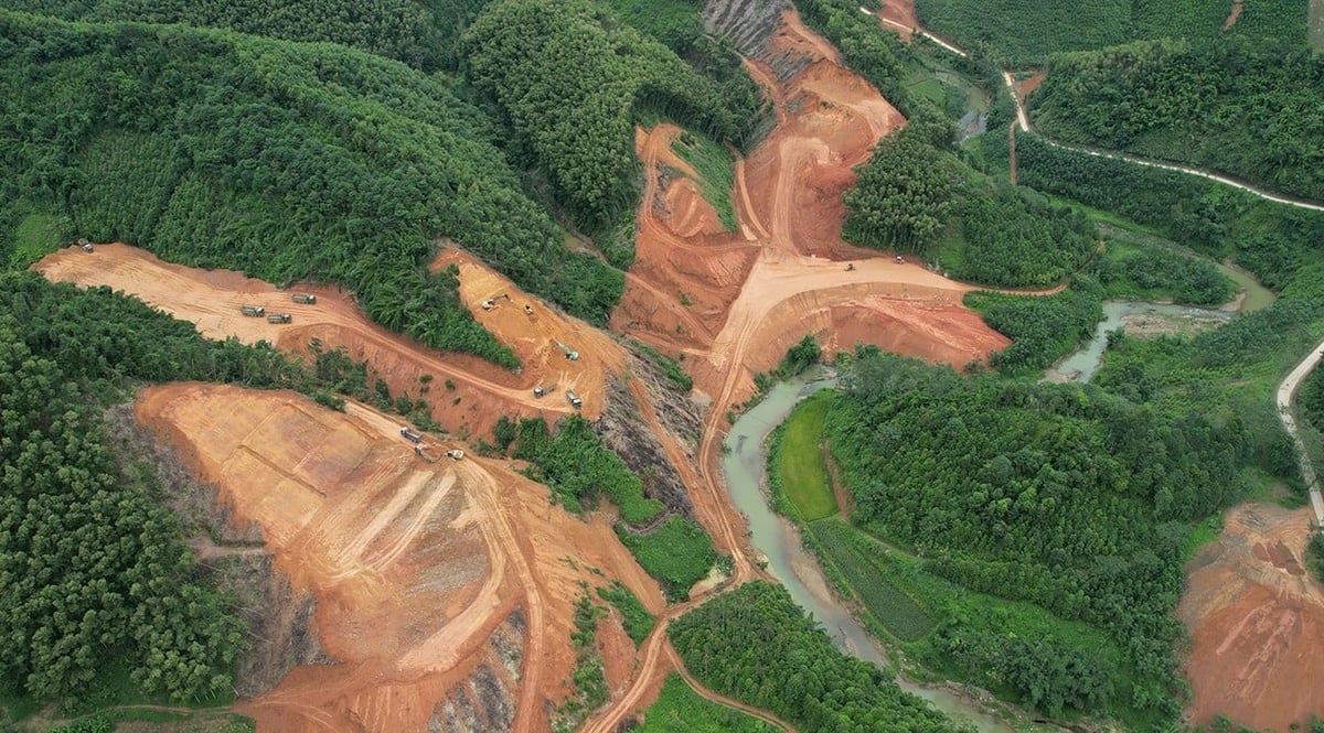 La superstrada Cho Moi - Bac Kan attraversa principalmente colline e montagne, richiedendo un volume molto elevato di scavi e rilevati. Foto: Ngoc Tu. Cao tốc Chợ Mới - Bắc Kạn chủ yếu đi qua đồi, núi, khối lượng đào đắp rất lớn. Ảnh: Ngọc Tú.