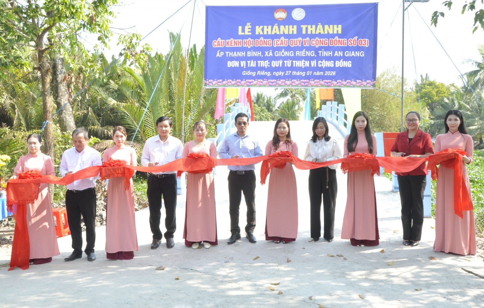 Gmina Giồng Riềng inauguruje most na kanale Hội Đồng.