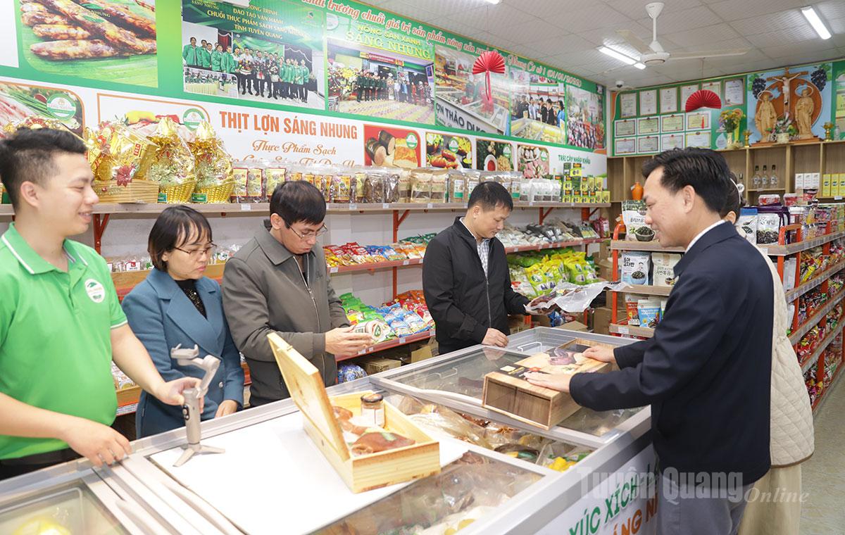 El Departamento de Agricultura y Medio Ambiente inspeccionó las prácticas de seguridad alimentaria en varios establecimientos de procesamiento y venta de productos agrícolas. – Vietnam.vn