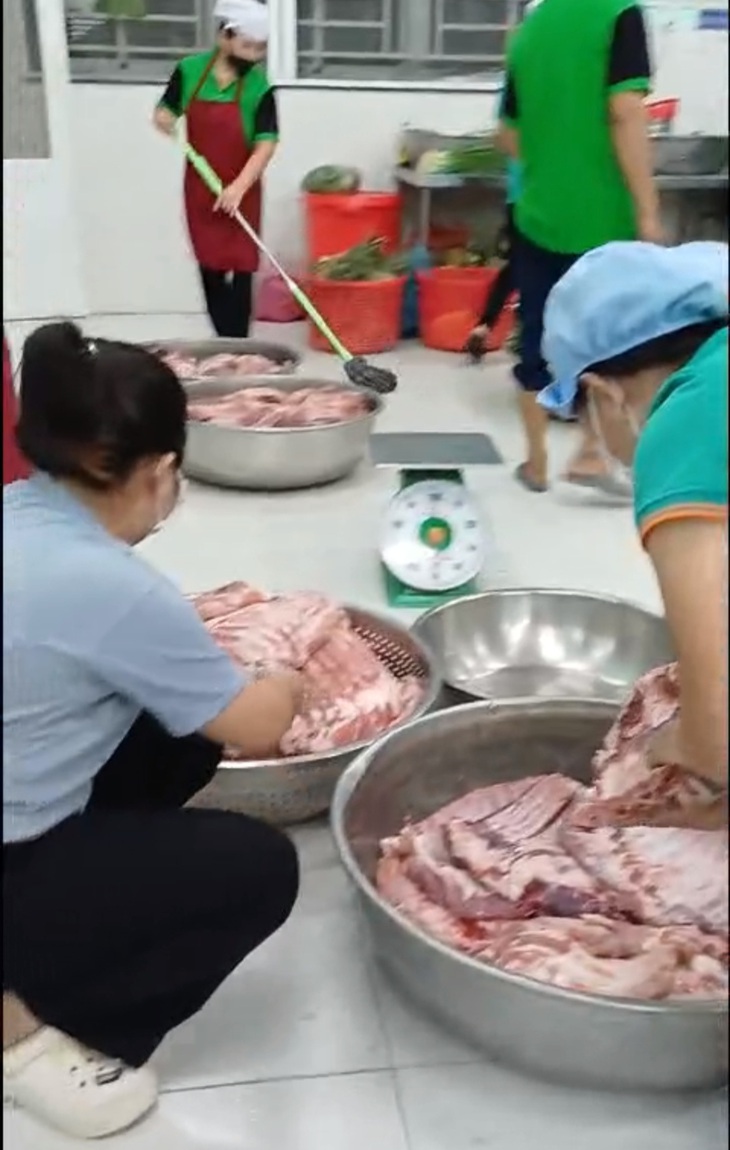 Aufklärung des Falls von verdorbenem Schweinefleisch, das an Grundschulen in Ho-Chi-Minh-Stadt geliefert wurde - Foto 1. Làm rõ vụ thịt heo không tươi vào trường tiểu học ở TP.HCM - Ảnh 1.