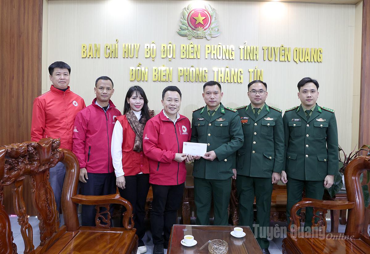 I responsabili della Croce Rossa provinciale consegnano dei doni alla stazione di guardia di frontiera di Thang Tin.