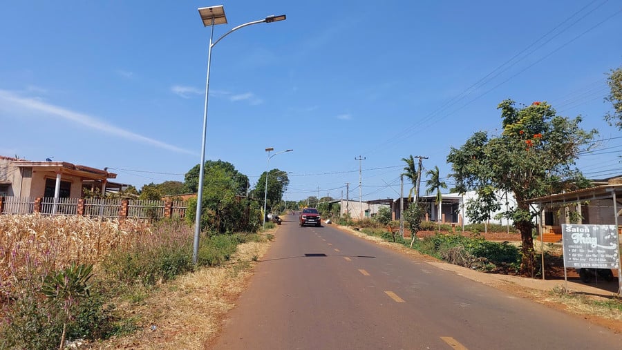 La strada principale che conduce al villaggio di Luong Ha è stata ampliata grazie al progetto Hoa Cung Hoa, facilitando gli spostamenti e il trasporto dei prodotti agricoli.