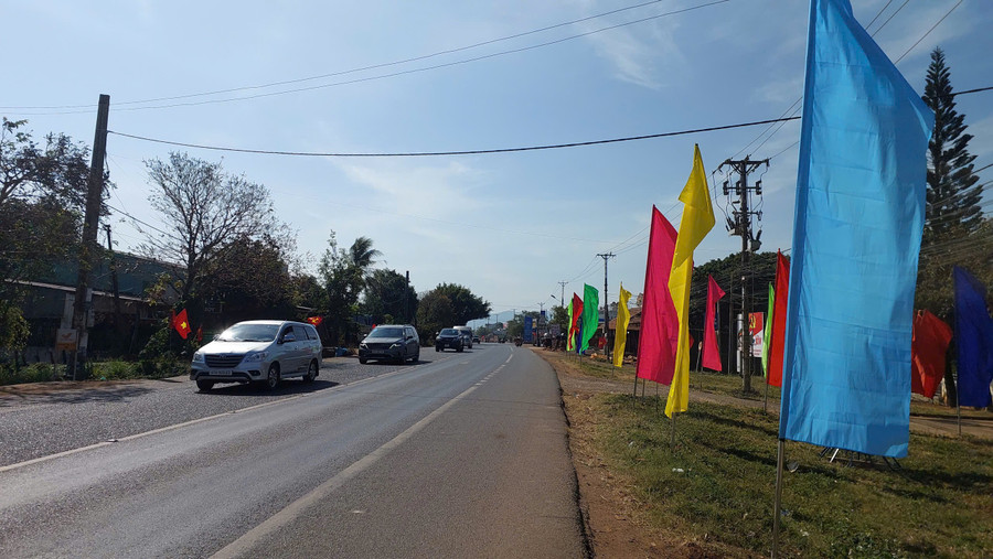 quoc-lo-14-doan-qua-xa-trong-nhung-ngay-dien-ra-dai-hoi-lan-thu-xiv-cua-dang-trang-hoang-co-hoa-ruc-ro.jpg