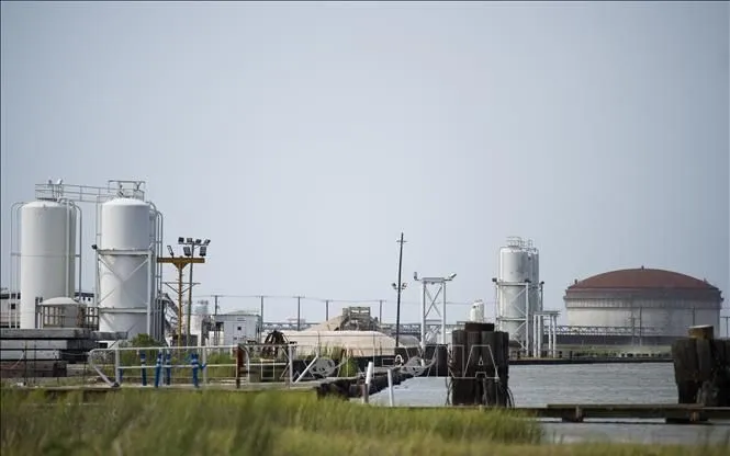 Un impianto di trattamento del gas naturale liquefatto (GNL) in Louisiana, Stati Uniti. Foto: AFP/VNA Nhà máy xử lý khí đốt tự nhiên hóa lỏng ở bang Louisiana, Mỹ. Ảnh: AFP/TTXVN