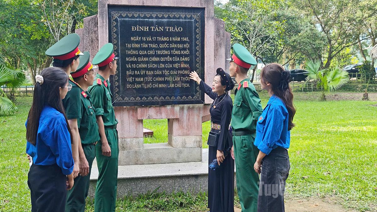 Du khách tìm hiểu về di tích lịch sử Đình Tân Trào - nơi diễn ra Quốc dân Đại hội từ ngày 16-17/8/1945.