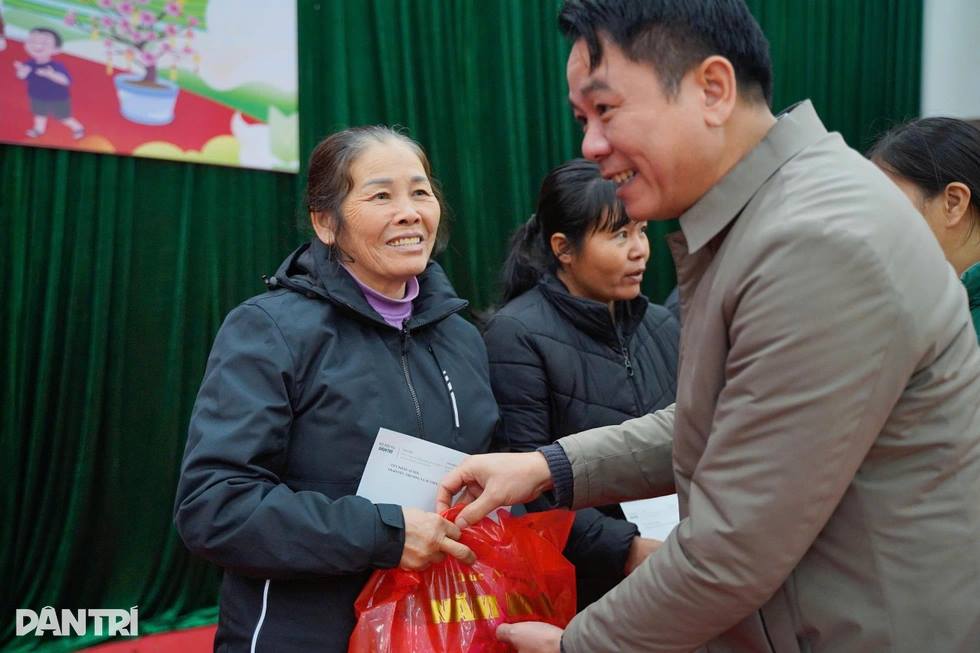 Báo Dân trí trao hơi ấm Tết Nhân ái tới 100 hộ dân vùng bão lũ Cao Bằng
