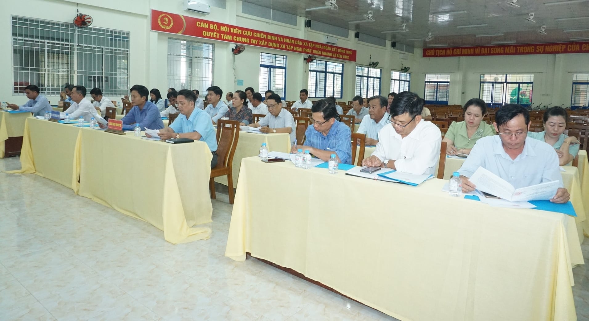 Các đại biểu đại diện các đơn vị chuyên môn tham dự hội nghị đầy đủ. Ảnh: Hồ Thảo.