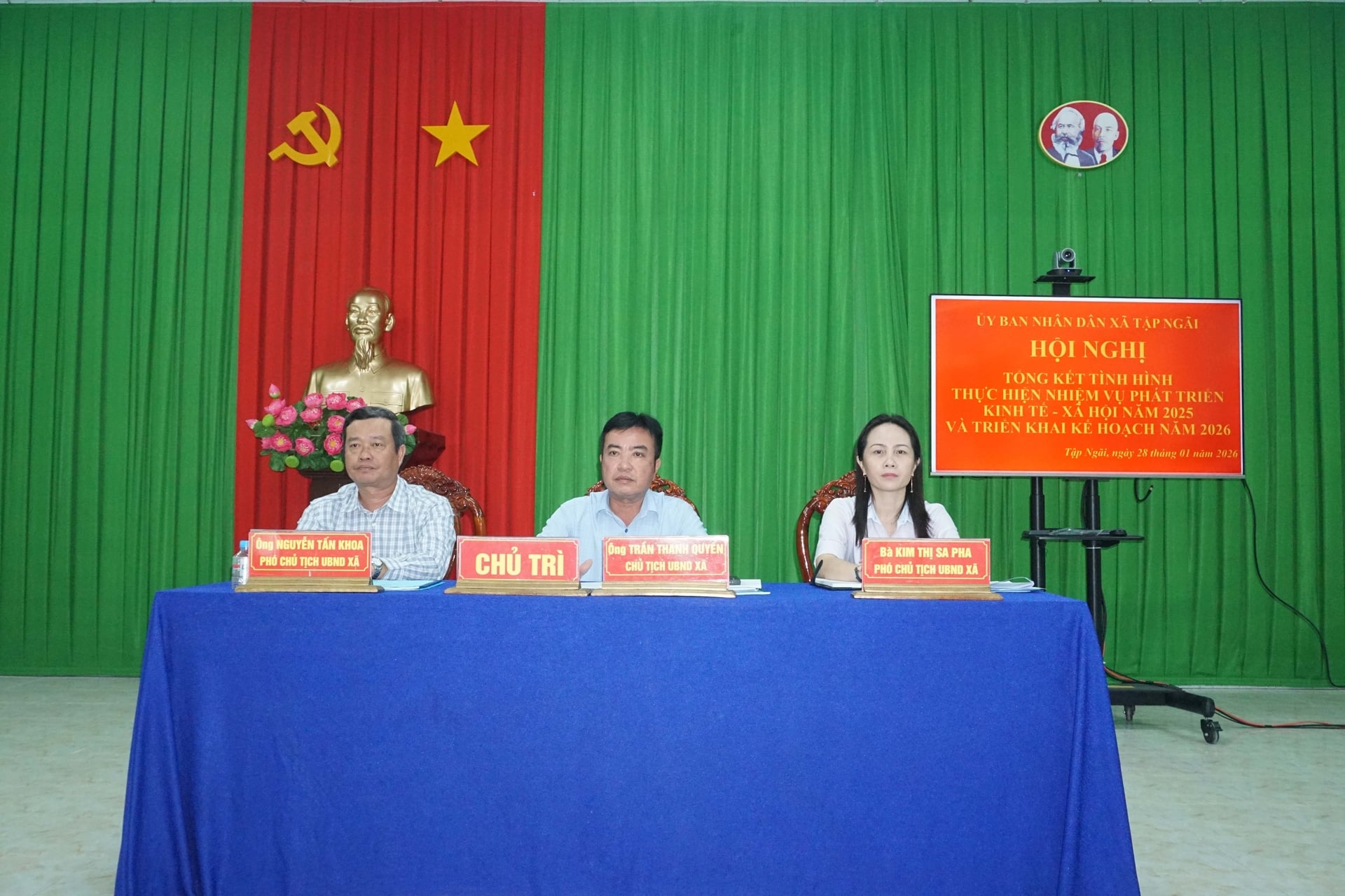 Lãnh đạo xã Tập Ngãi chủ trì hội nghị và nghe báo cáo từ các đơn vị chuyên môn. Ảnh: Hồ Thảo.