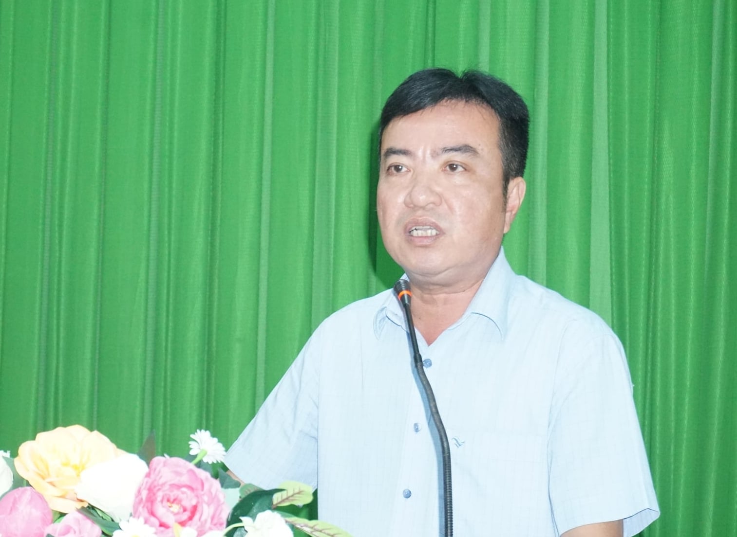 Ông Trần Thanh Quyển - Chủ tịch UBND xã Tập Ngãi chỉ đạo tại hội nghị. Ảnh: Hồ Thảo.