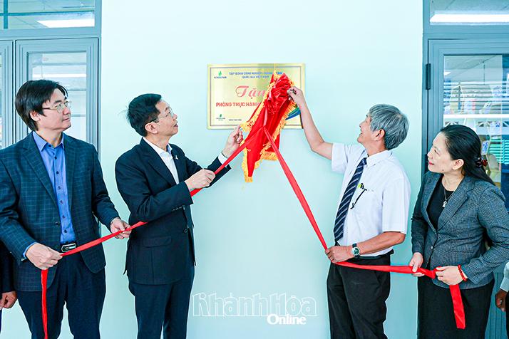 วี