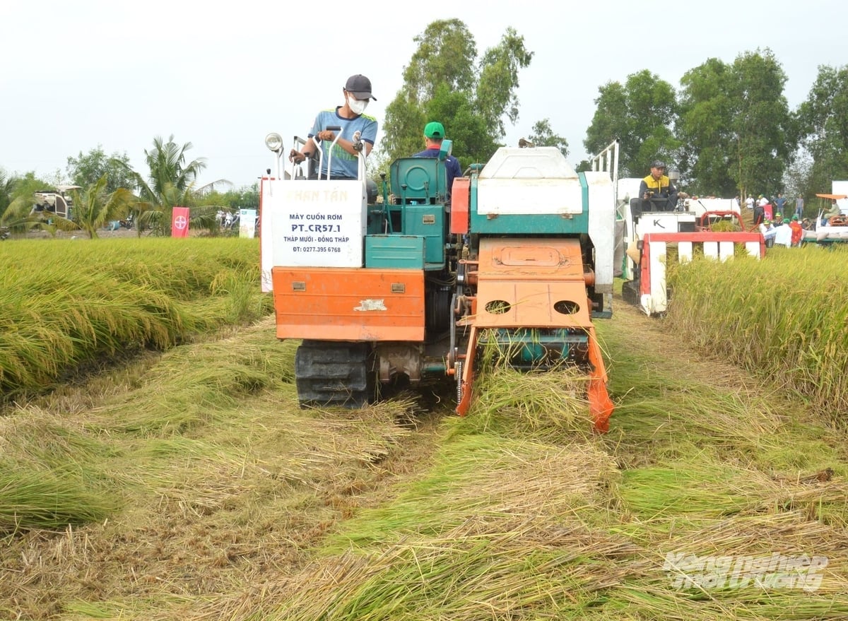 Khuyến nông An Giang triển khai mô hình ứng dụng cơ giới hóa trong sản xuất, giúp giảm công lao động, nâng cao năng suất và chất lượng sản phẩm, tăng thu nhập cho nhà nông. Ảnh: Trung Chánh.
