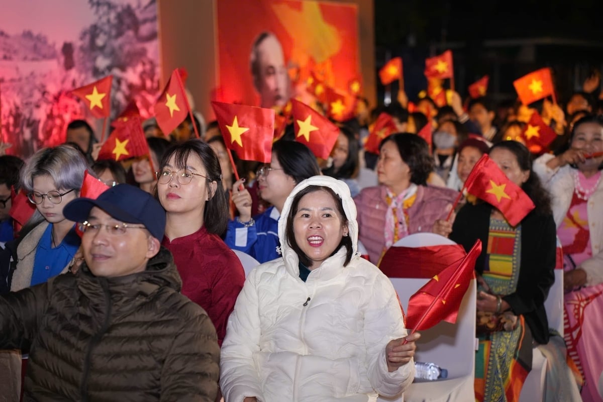 Người dân tại điểm cầu Bảo tàng Hồ Chí Minh, TP. Hà Nội. Ảnh: Mai Dung.