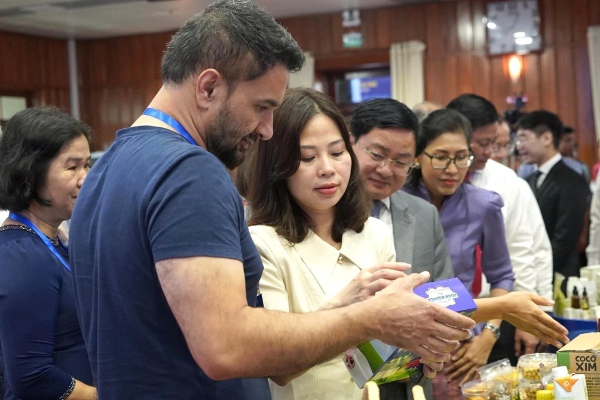Des investisseurs découvrent les produits distinctifs d'OCOP dans la province de Tay Ninh. Photo : T.T.