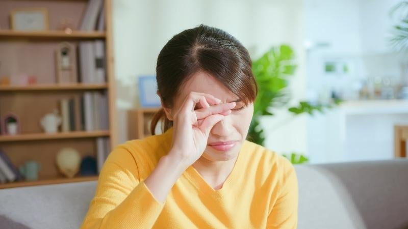 Đỏ, sưng đau mắt: Cảnh báo viêm mống mắt cần khám sớm- Ảnh 2.