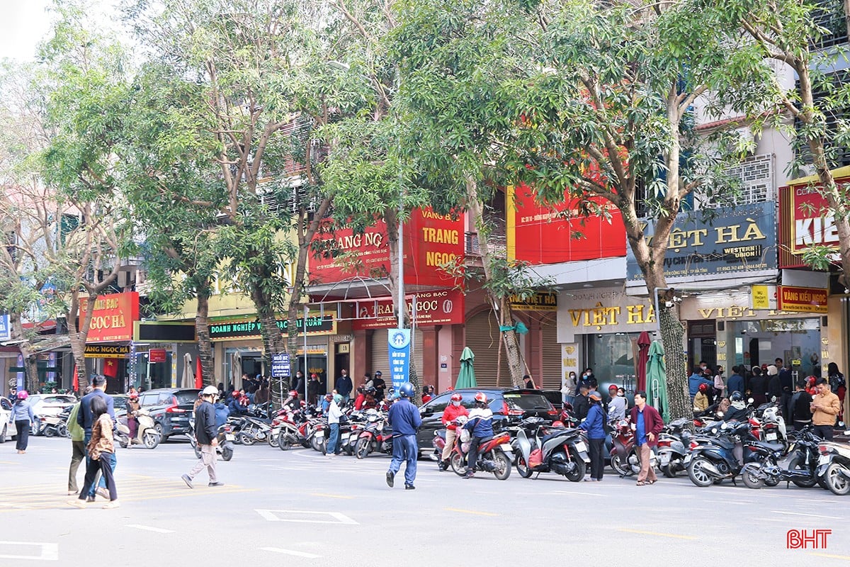 金価格が1タエルあたり1800万ドンに近づく中、ハティンの店の前には朝から人々が列をなした。