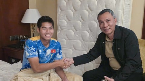I dirigenti della VFF hanno fatto visita al difensore centrale Hieu Minh per incoraggiarlo.