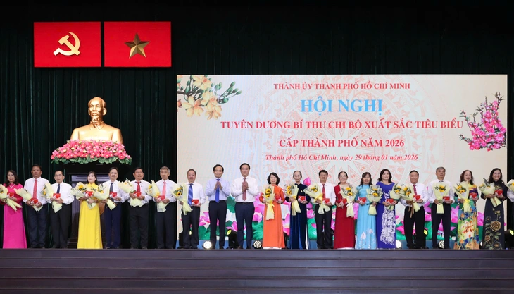 TP.HCM tuyên dương 233 bí thư chi bộ xuất sắc, có 3 người giữ chức trên 30 năm - Ảnh 1.