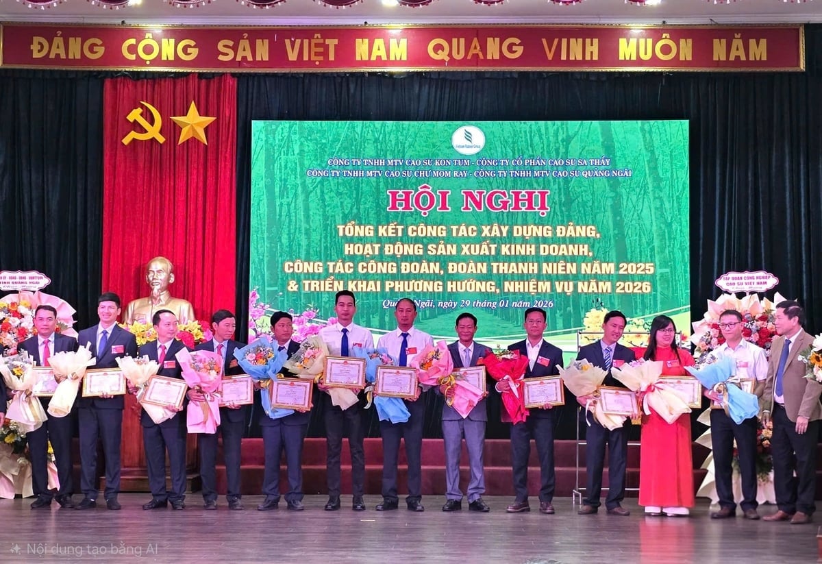 องค์กรและบุคคลจากบริษัทผลิตยางพารา 4 แห่ง ได้รับรางวัลสำหรับความสำเร็จอันโดดเด่นในการส่งเสริมความเป็นเลิศด้านการผลิตและการดำเนินธุรกิจ ภาพ: ตวน อานห์