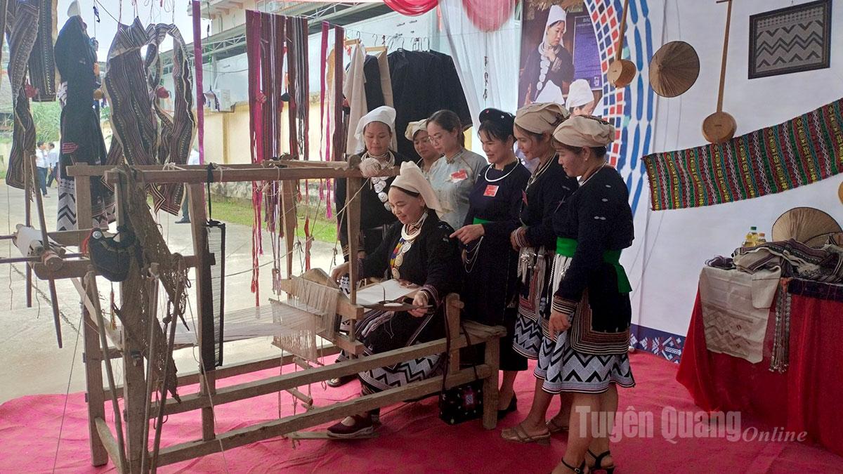 La signora Ban Thi Giang e altre donne nell'area espositiva dei prodotti del comune di Tan An.