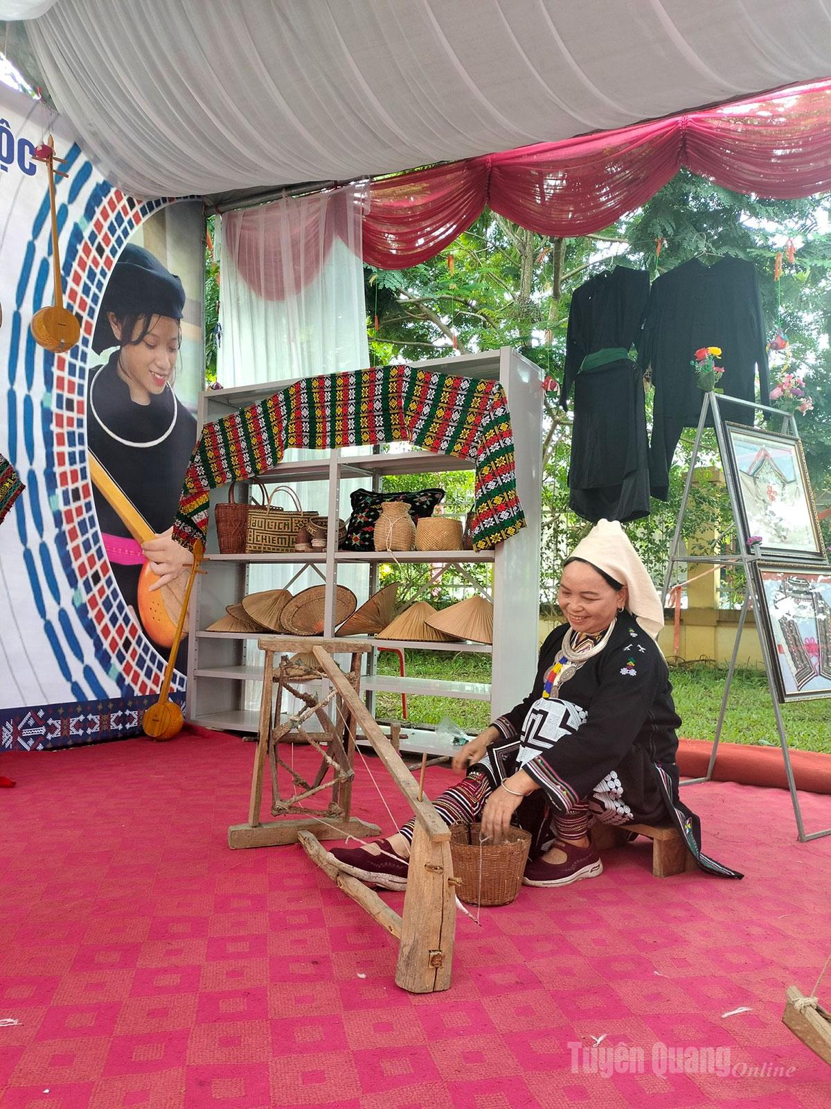 La signora Ban Thi Giang accanto al suo telaio.