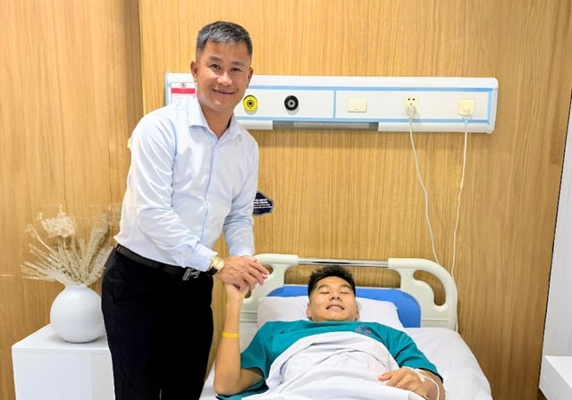 Hieu Minh postete ein Foto von sich, auf dem er mit Krücken Tet mit seiner Familie feiert, und Dinh Bac und Minh Phuc teilten rührende Worte – Foto 3.