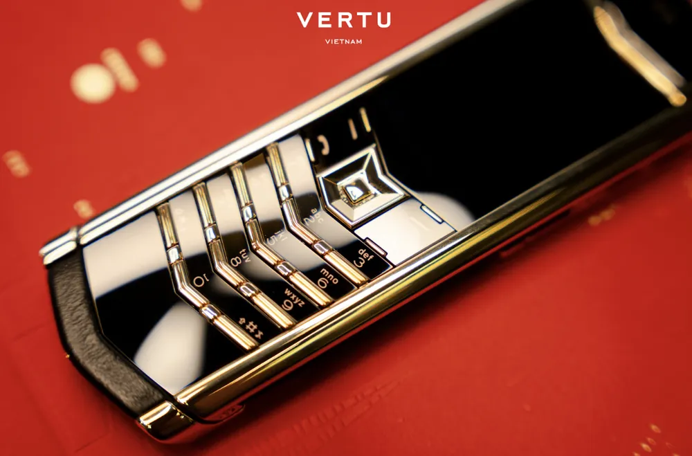 Il Vertu Signature V Full Gold afferma il suo prestigio con la sua maestosa cassa in oro massiccio 18 carati.