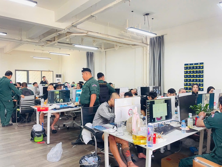 Le autorità hanno smantellato un'organizzazione criminale transnazionale dedita alle frodi in Cambogia - Foto 1. Triệt phá băng nhóm lừa đảo xuyên quốc gia tại Campuchia- Ảnh 1.