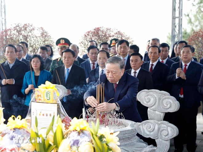 ttxvn-tong-bi-thu-to-lam-va-doan-cong-tac-trung-uong-dang-hoa-dang-huong-tuong-niem-tong-bi-thu-tran-phu-tai-ha-tinh-8561218-2.jpg