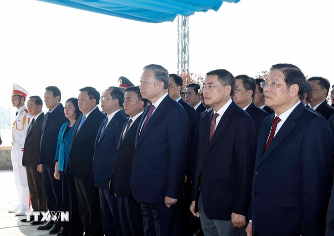 ttxvn-tong-bi-thu-to-lam-va-doan-cong-tac-trung-uong-dang-hoa-dang-huong-tuong-niem-tong-bi-thu-tran-phu-tai-ha-tinh-8561218-1.jpg