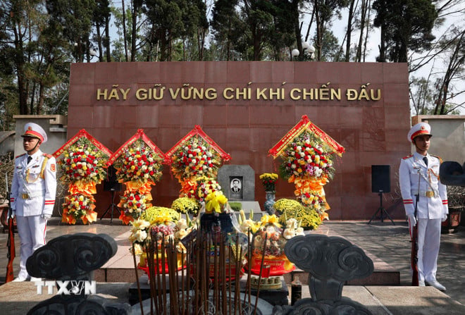 ttxvn-tong-bi-thu-to-lam-va-doan-cong-tac-trung-uong-dang-hoa-dang-huong-tuong-niem-tong-bi-thu-tran-phu-tai-ha-tinh-8561225.jpg