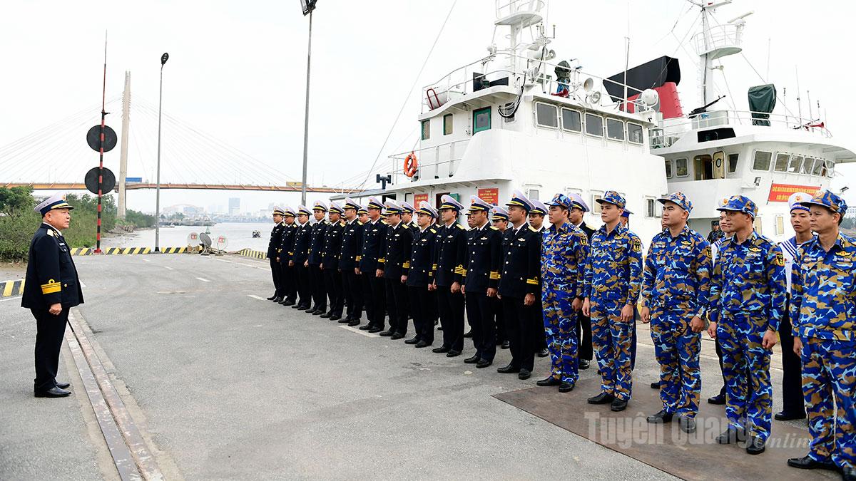 Il contrammiraglio Tran Xuan Van, commissario politico del 1° Comando della Regione Navale, passa in rassegna la formazione prima della cerimonia di partenza.