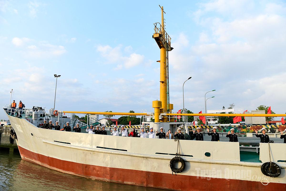 Ufficiali e soldati della Regione Navale 1 salutano la delegazione in partenza, portando lo spirito della primavera sull'isola.