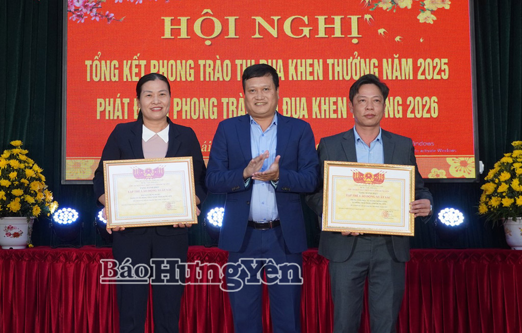 Il presidente del Comitato popolare provinciale ha consegnato attestati di merito ai collettivi che hanno ottenuto risultati eccezionali. Foto: Nguyen Tham
